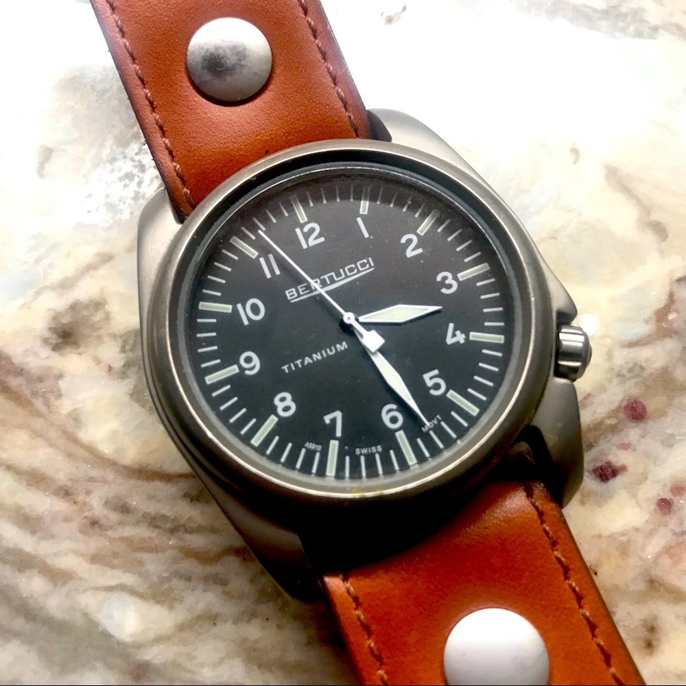 Bertucci A-4T Aero Titanium watch with 2 extra bands. Beautiful watch and bands.